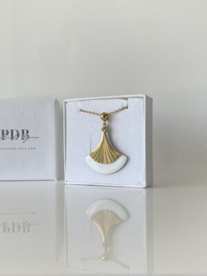 img_5316 Pendentif éventail en émail blanc sur chaîne dorée