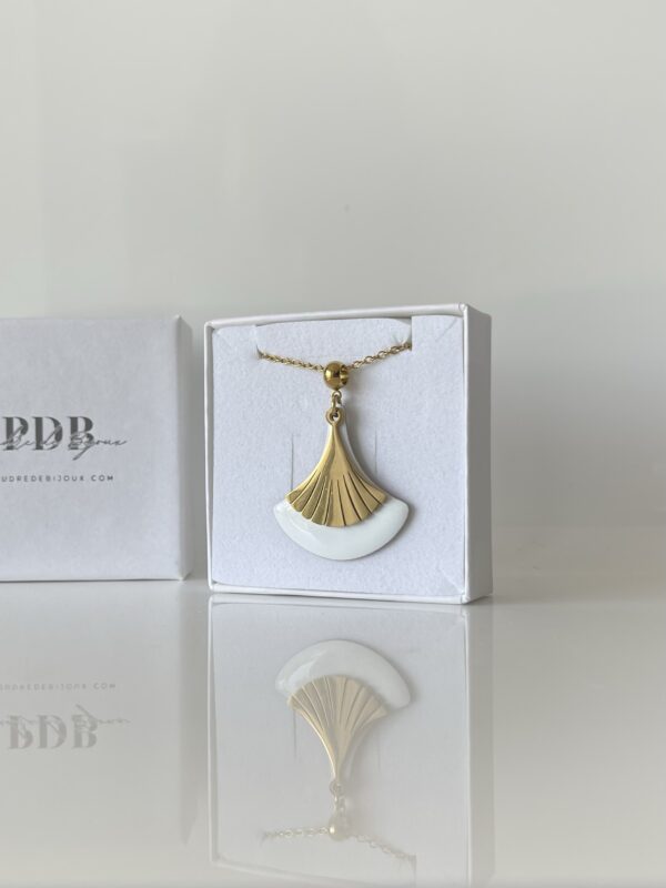 Pendentif éventail en émail blanc sur chaîne dorée