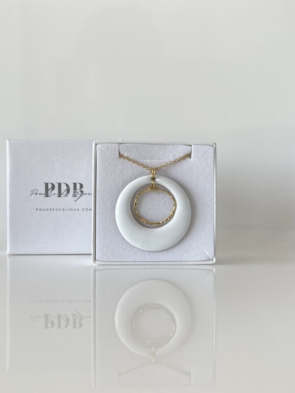img_5322 Pendentif rond émaillé sur chaîne dorée